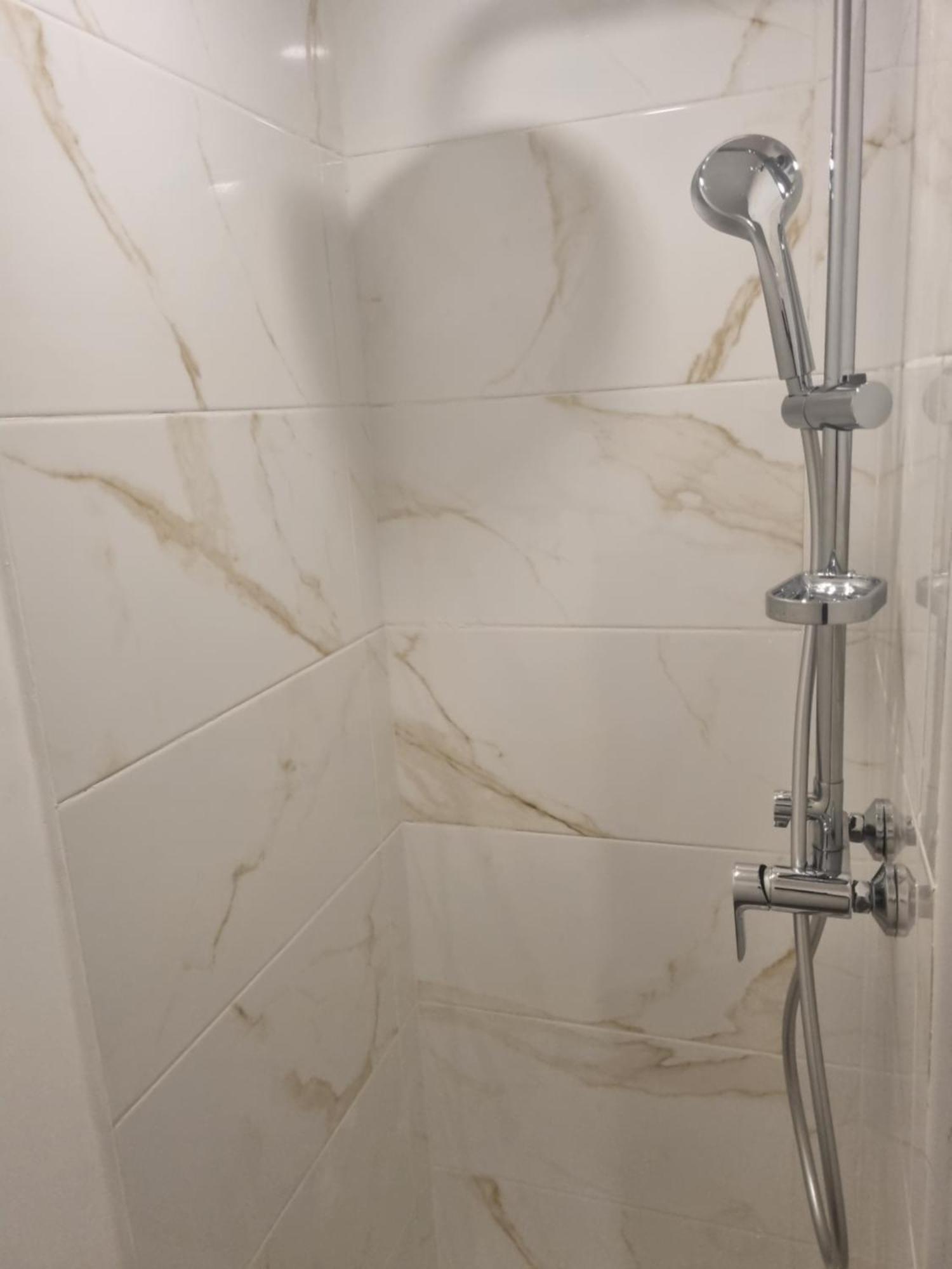 ניס Chambre Privative Renove 2024, Climatisation, Tramway Sur Place , 12 Min Centre, 16 Min Plage, Apercu Lateral Mer, 2 Wc Avec 2 Salle De Bain, Private Room Renovated 2024, Air-Conditioned , Tram On Spot, 2 Toilets And 2 Bathrooms מראה חיצוני תמונה
